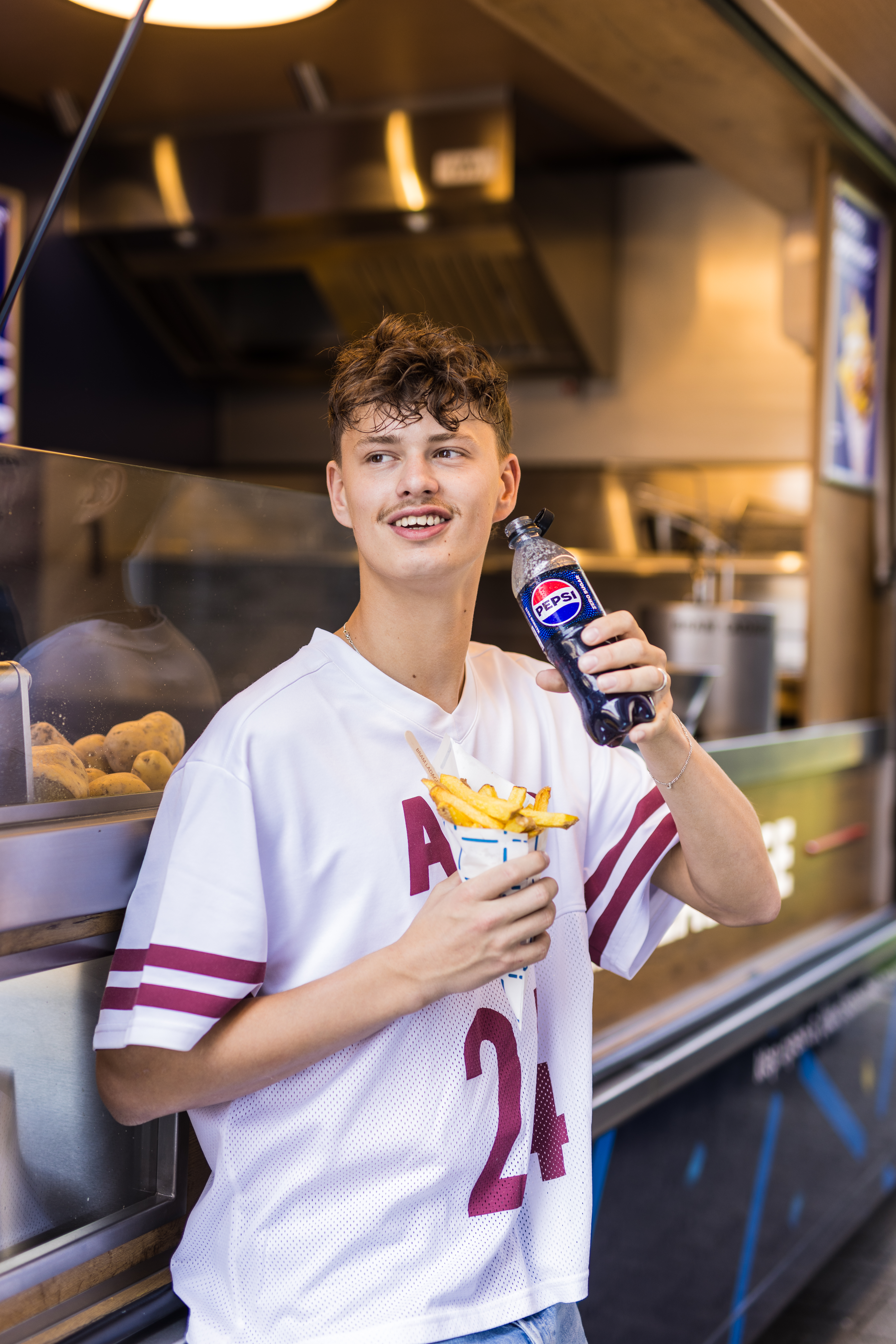 jongen met brammetje en pepsi flesje in zijn hand