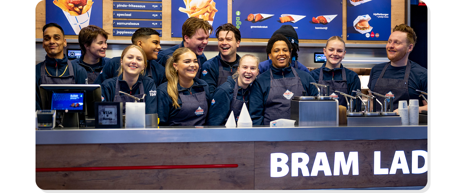 bram ladage medewerkers die plezier hebben met elkaar in de winkel