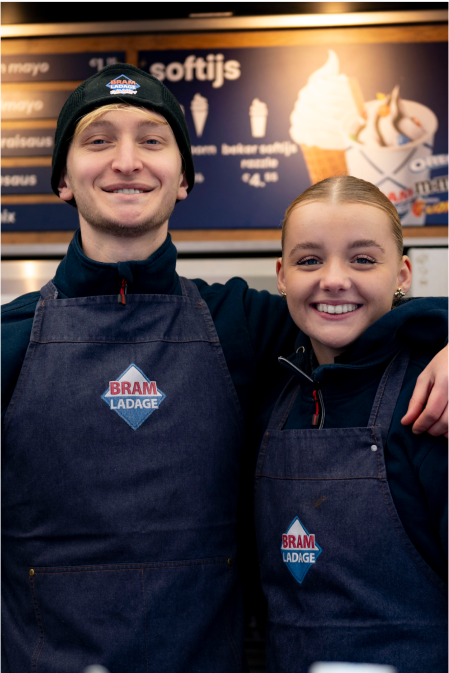 twee lachende medewerkers