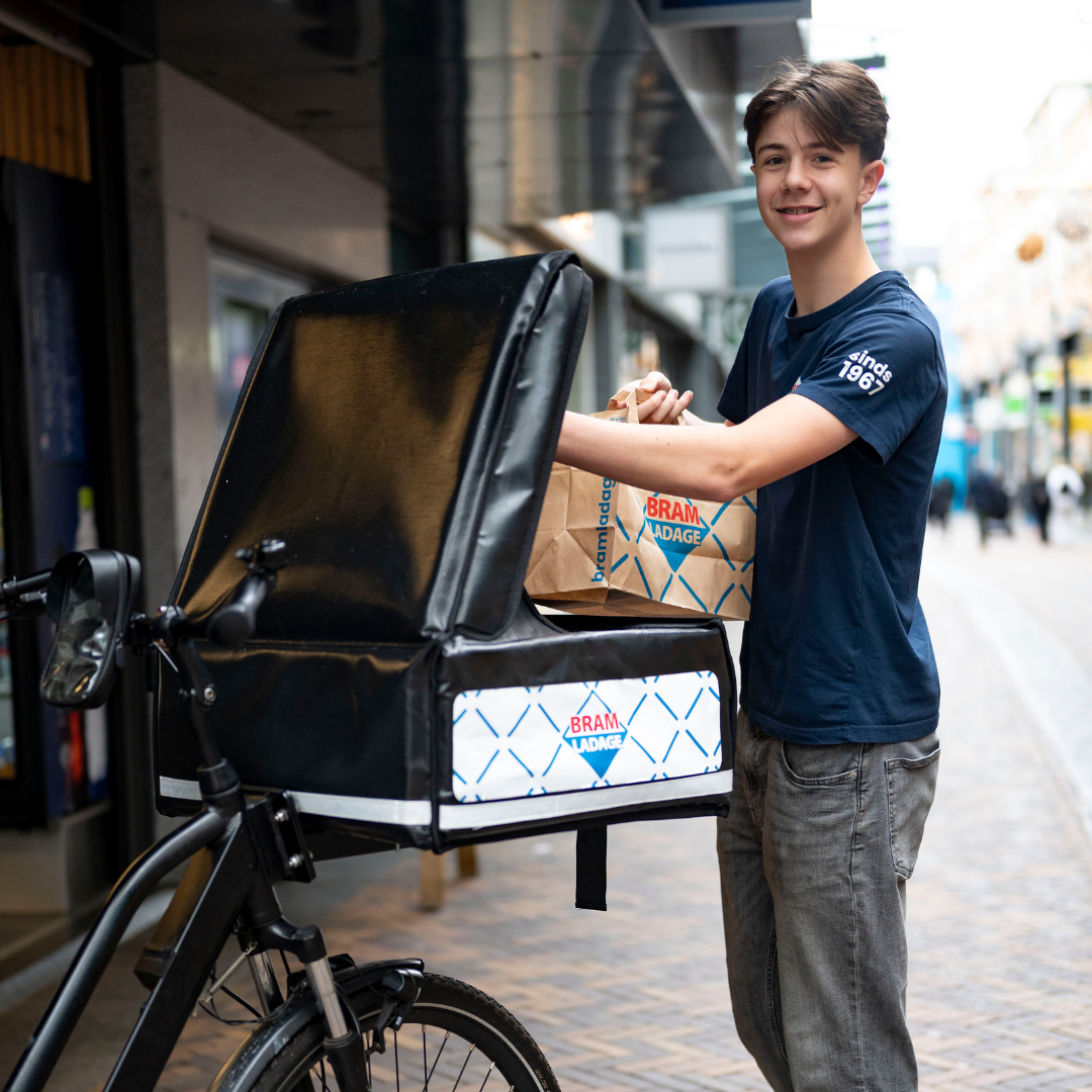 bram ladage bezorger die klaar is om een bestelling te brengen op de ebike