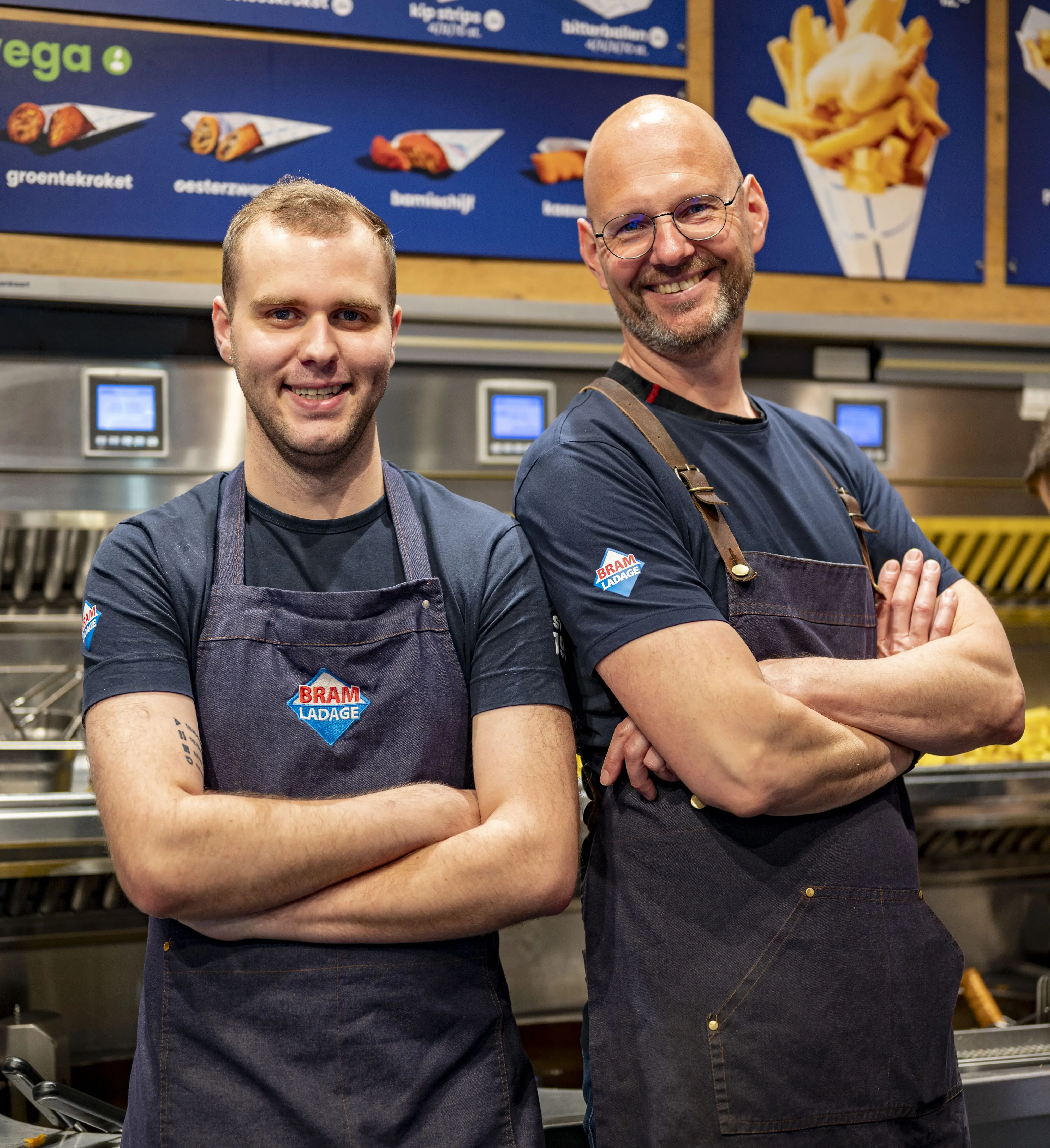 twee lachende bram ladage medewerkers
