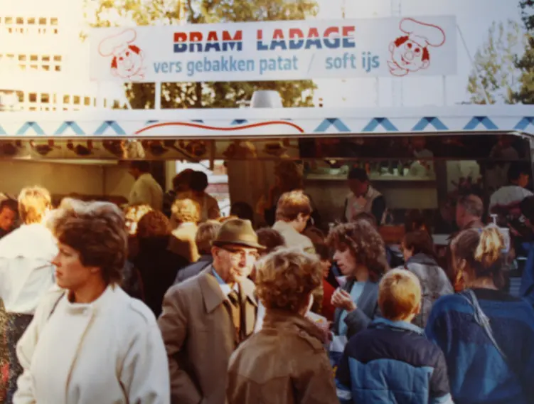 bram ladage met een marktkraam op de binnenrotte