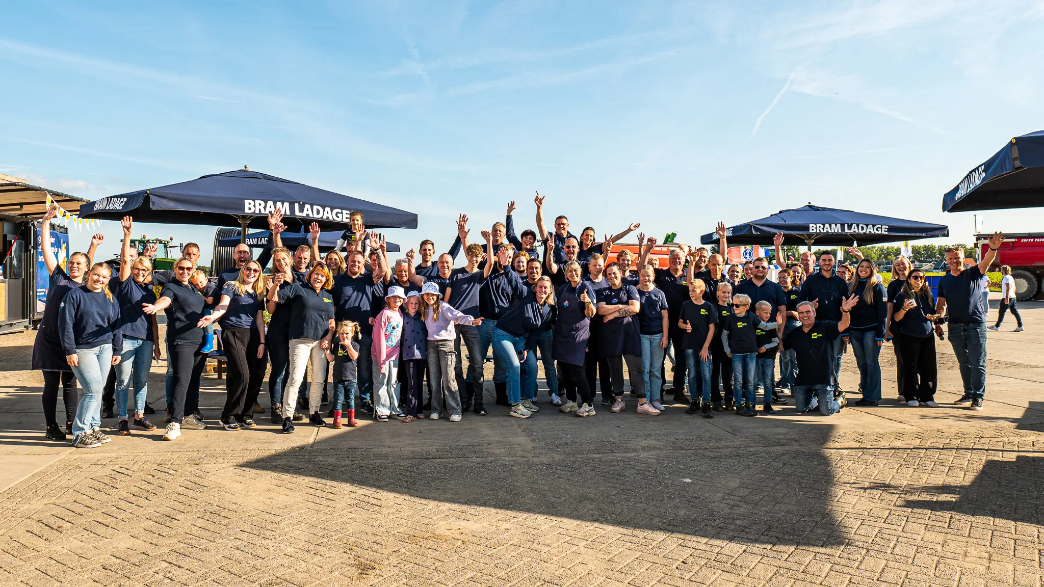 grote groep bram ladage medewerkers op de aardappeloogstdag