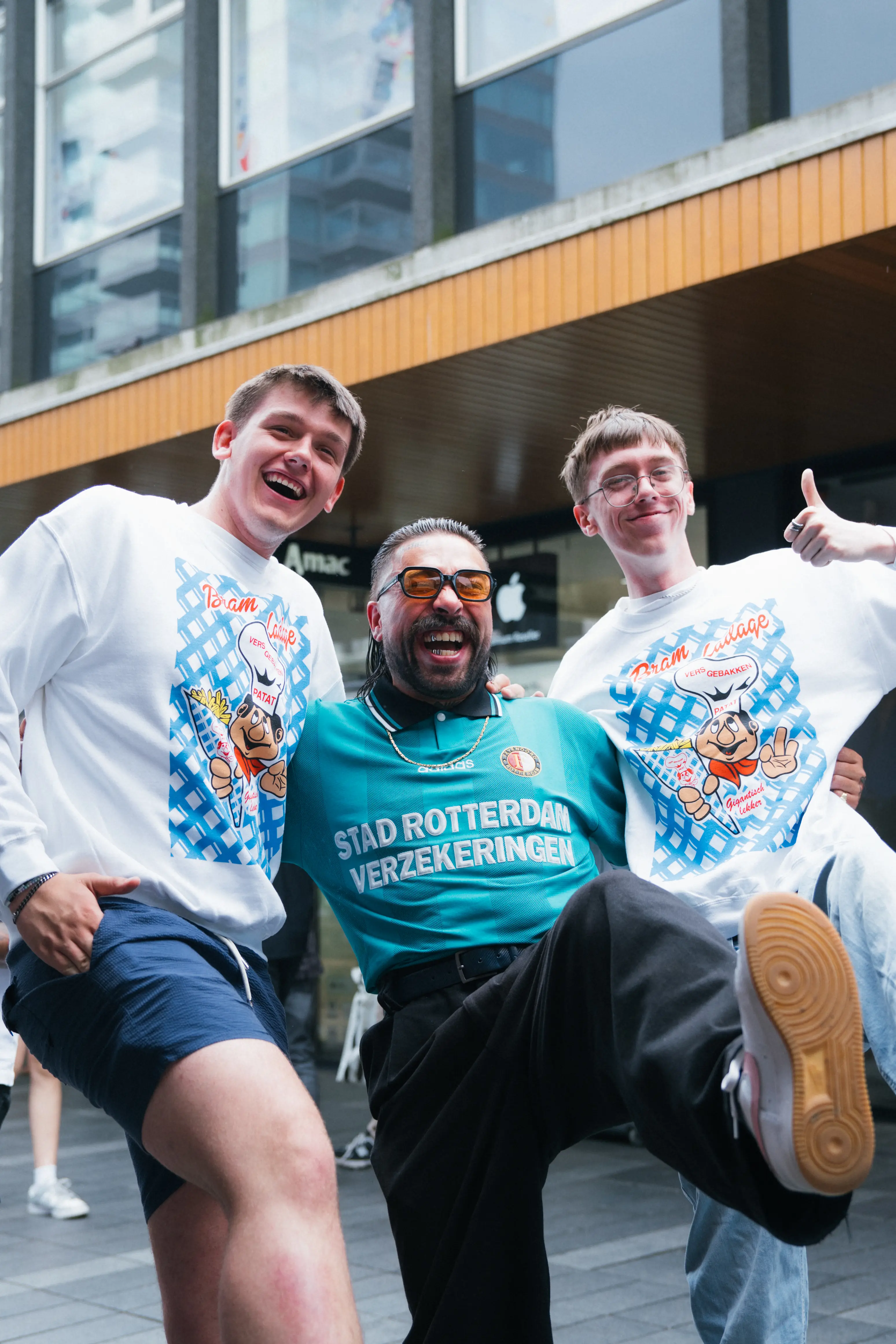 romano de legende met twee fans met de bram ladage 90's sweater tijdens de pop-up sale