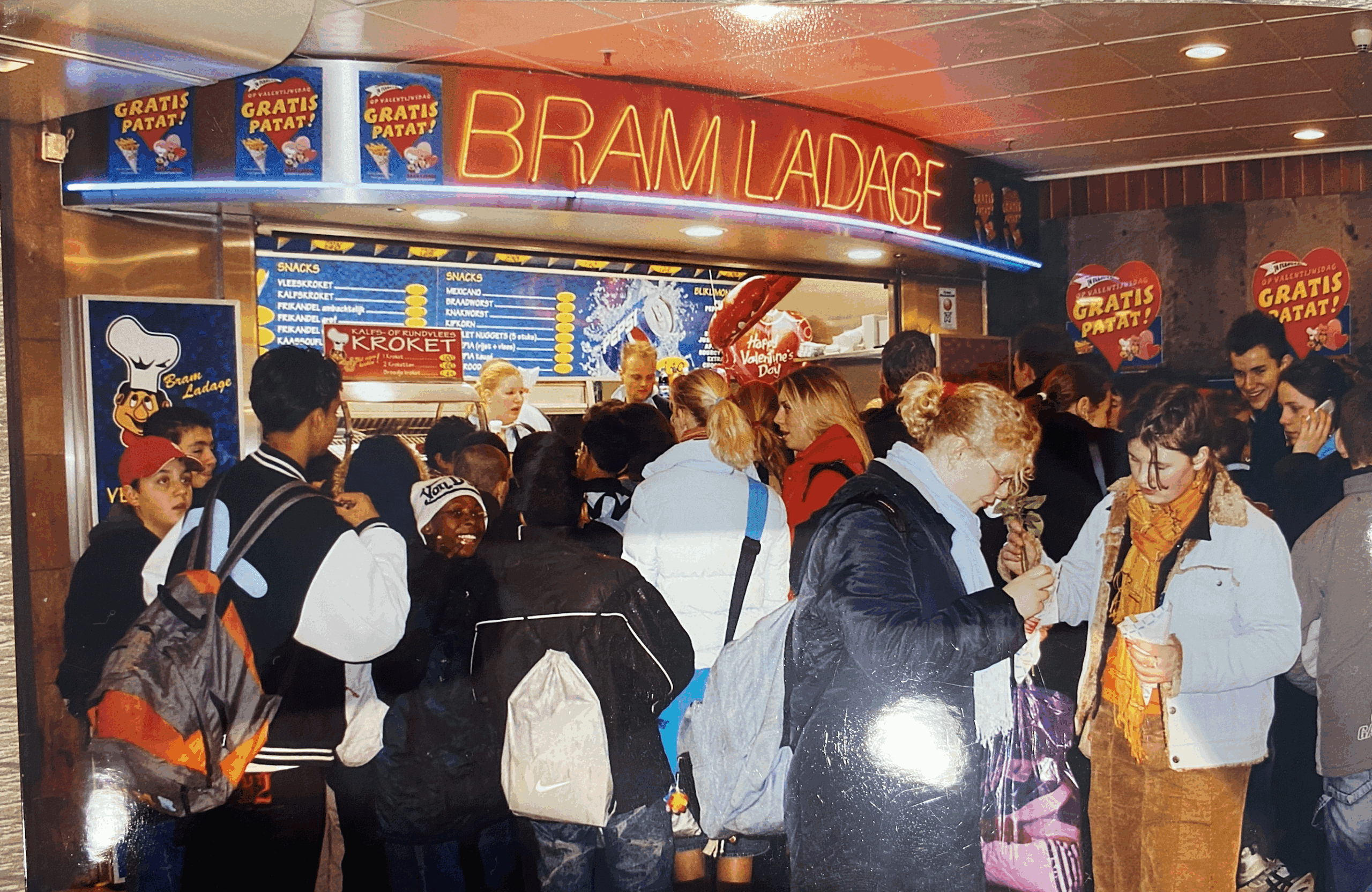 klanten in de rij voor een gratis brammetje op valentijnsdag in de jaren '90