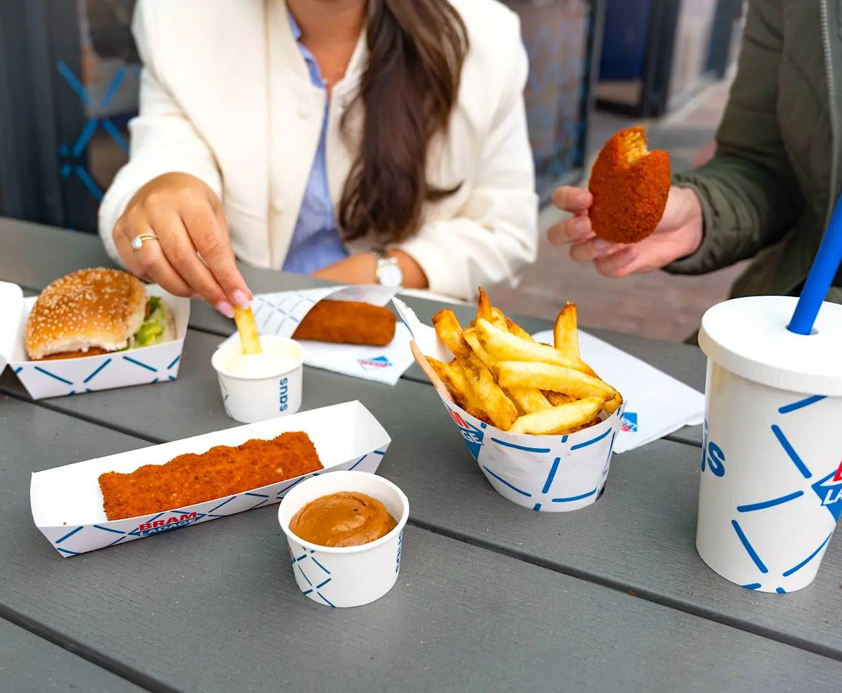 picknicktafel met brammetjes en snacks