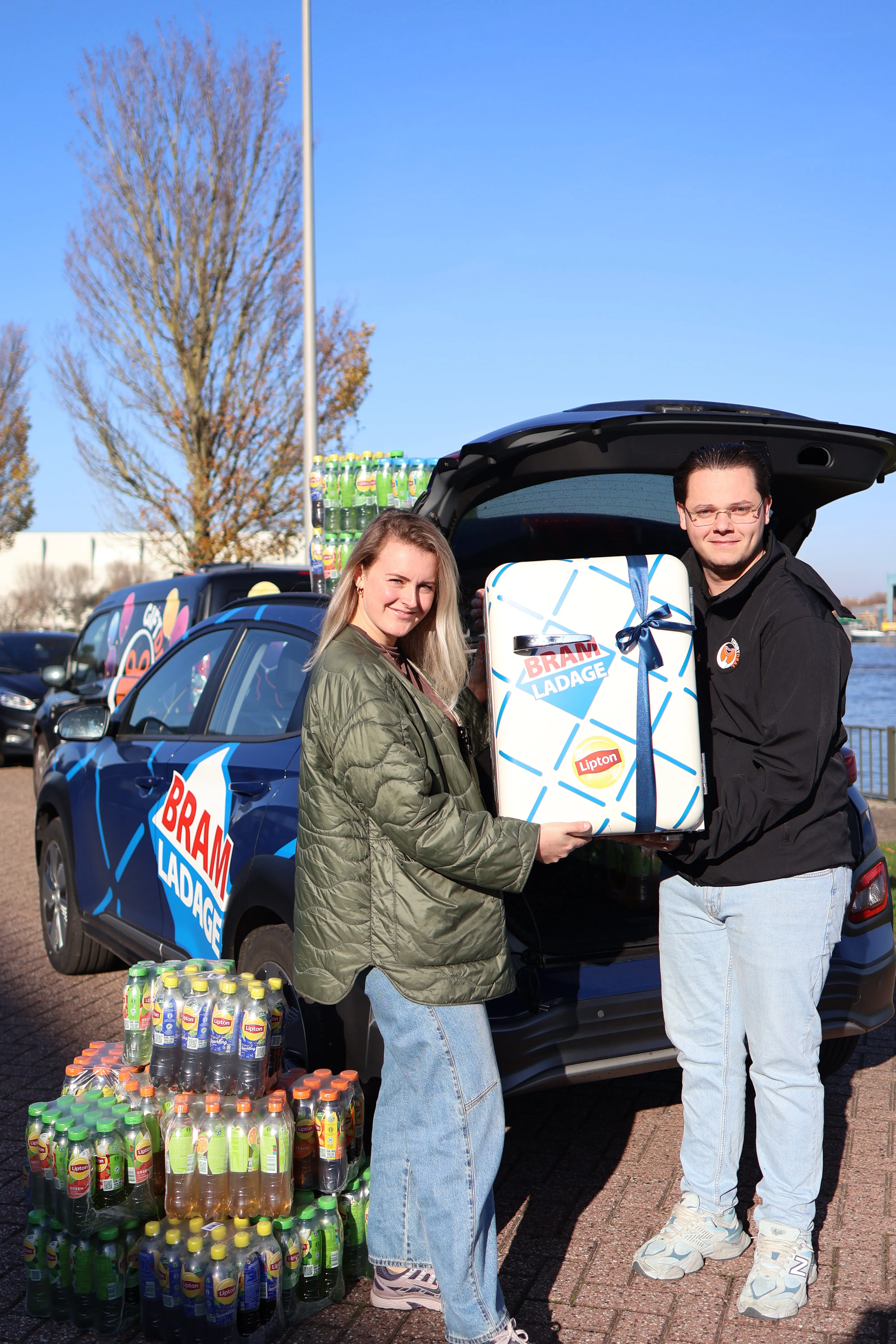 winnaar van de kras & win actie neemt bram ladage x lipton mini koelkast in ontvangst.