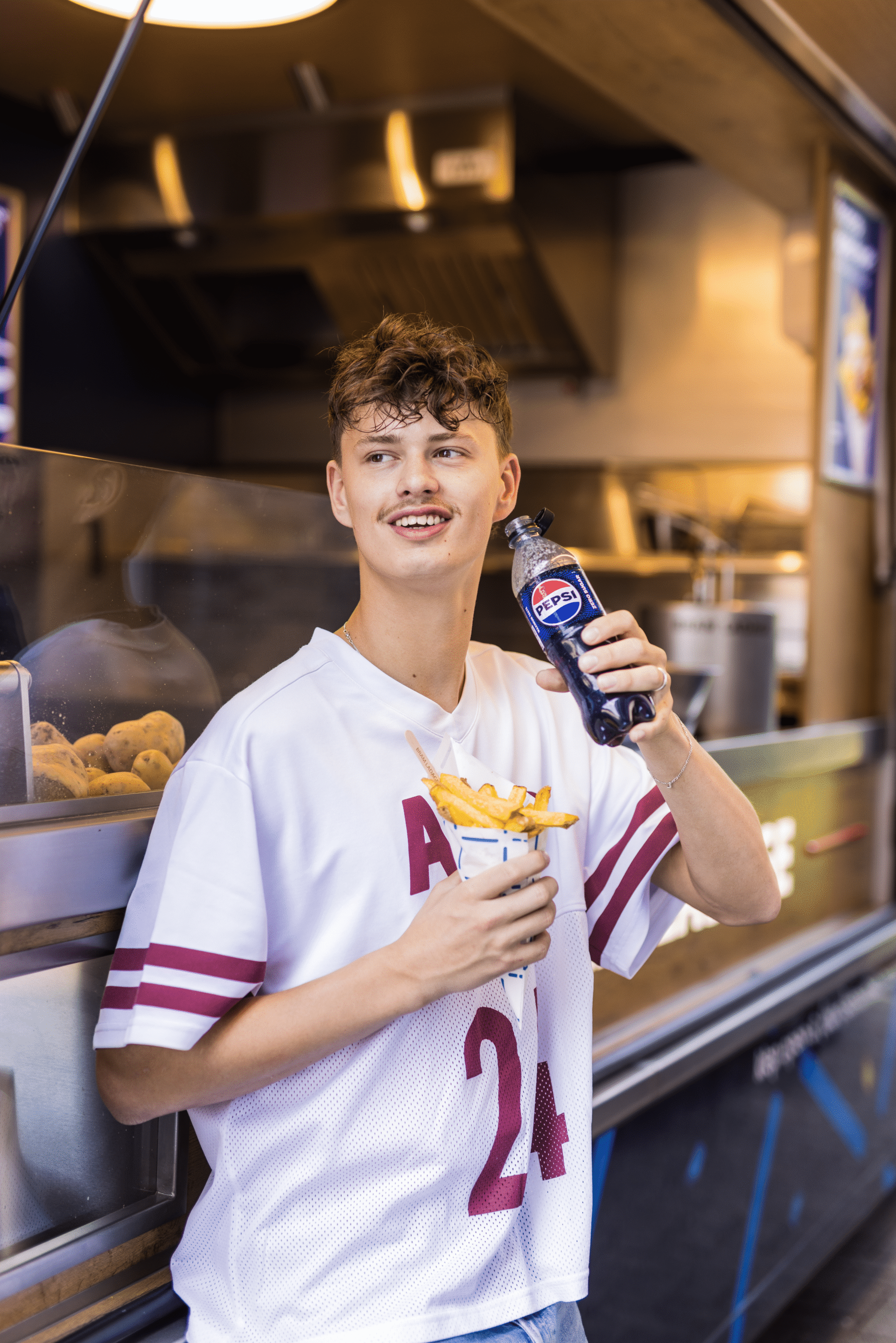 jongen met brammetje en pepsi flesje in zijn hand