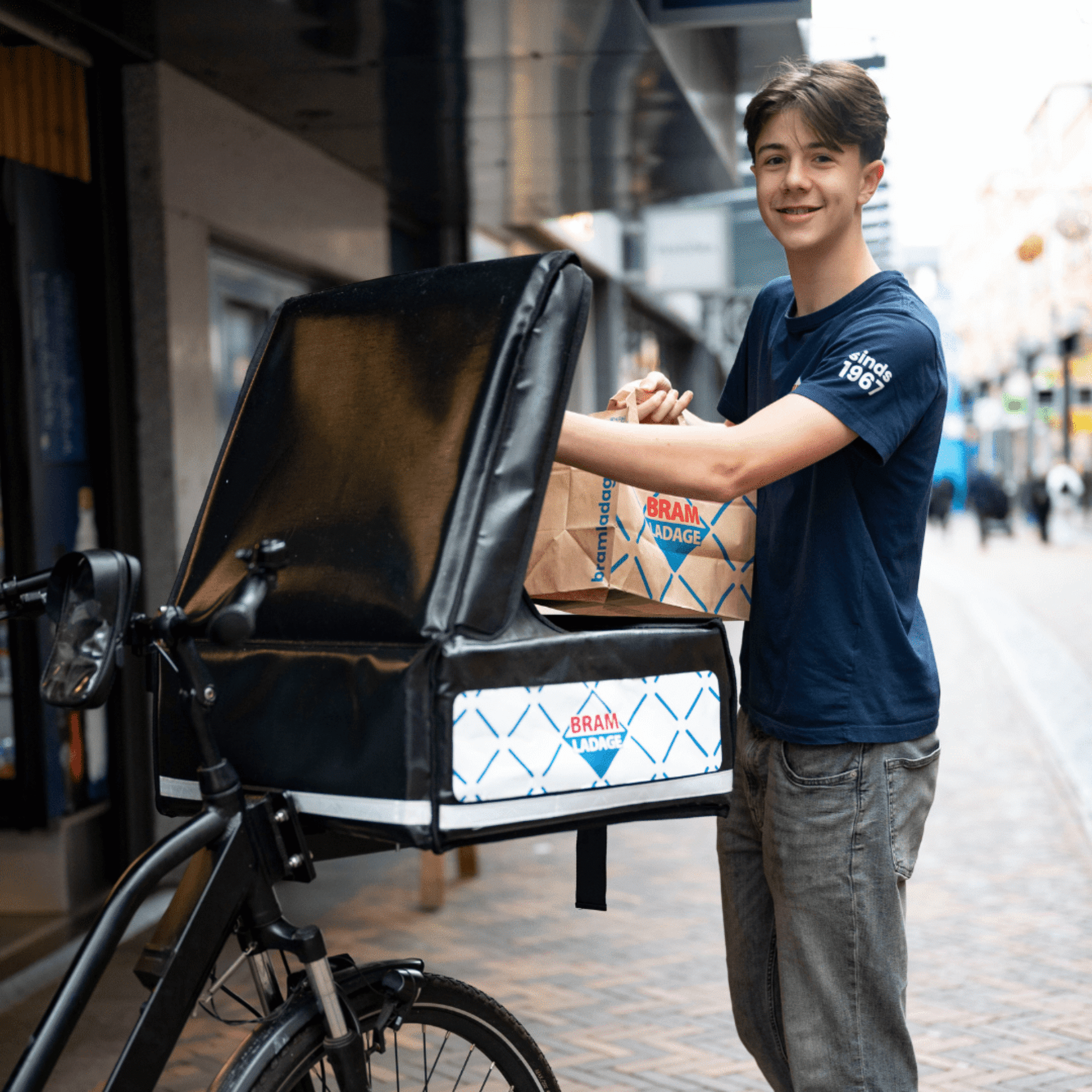 bram ladage bezorger die klaar is om een bestelling te brengen op de ebike