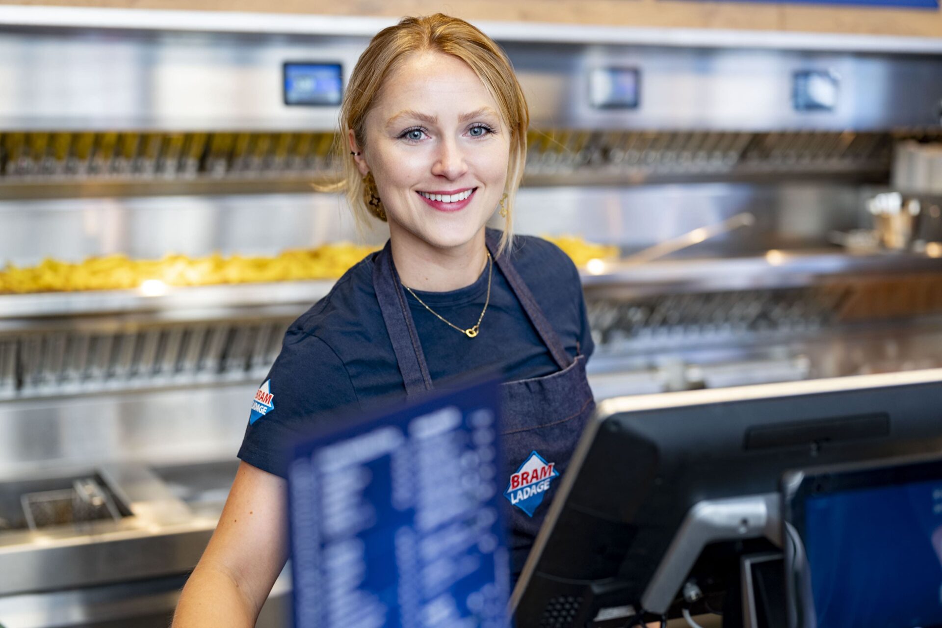 lachende bram ladage medewerker