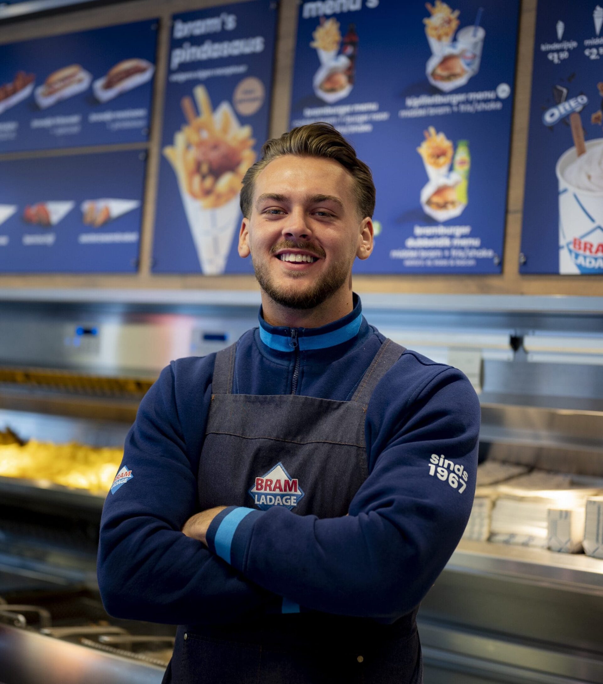 lachende bram ladage medewerker