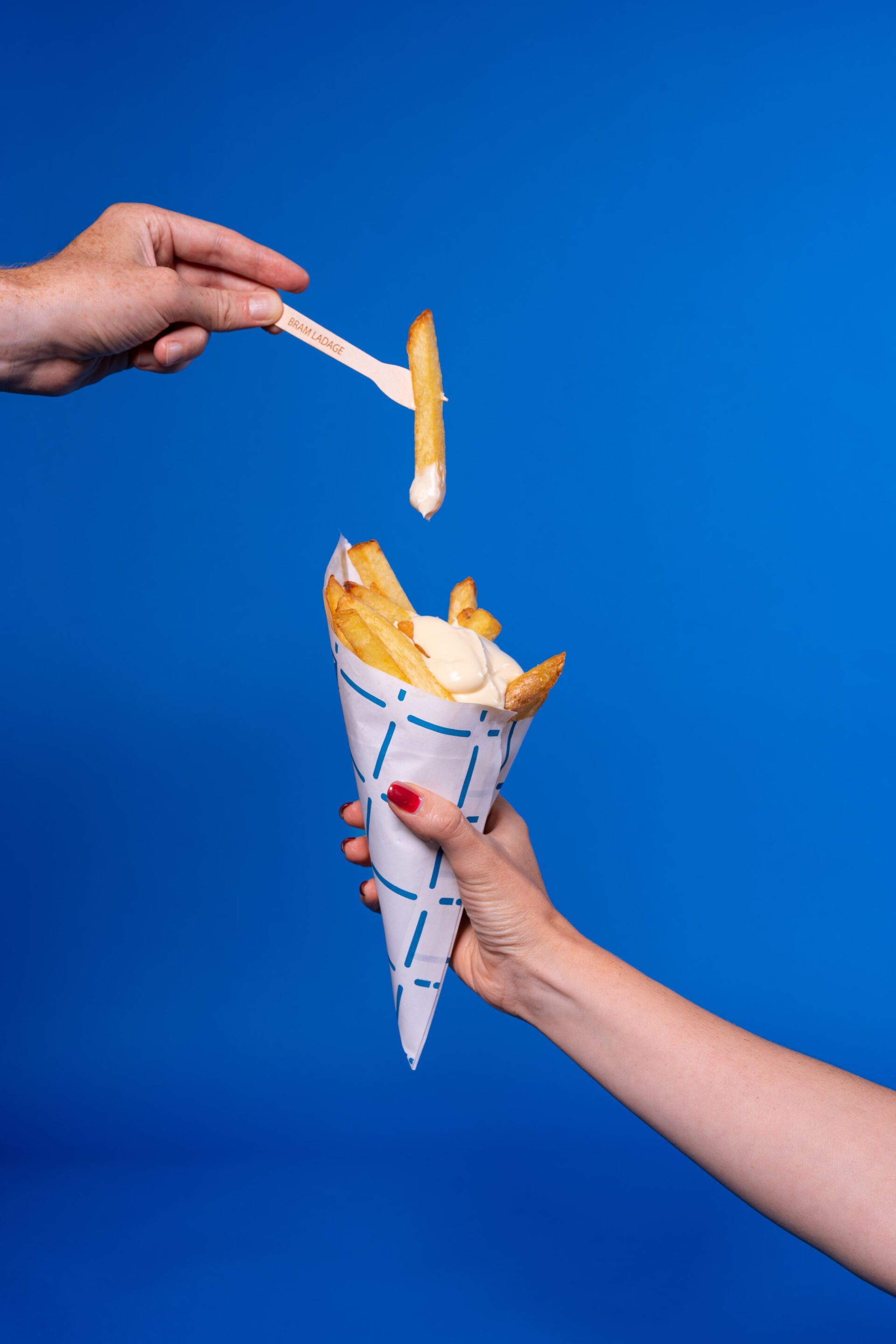 brammetje dat in de saus wordt gedipt